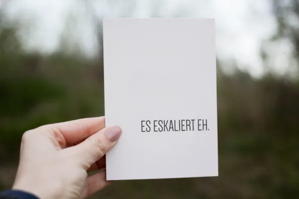 Postkarte - Es eskaliert eh.