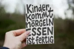 Postkarte - Kinder kommt nörgeln, Essen ist fertig