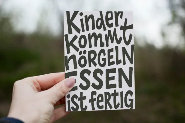 Postkarte - Kinder kommt nörgeln, Essen ist fertig